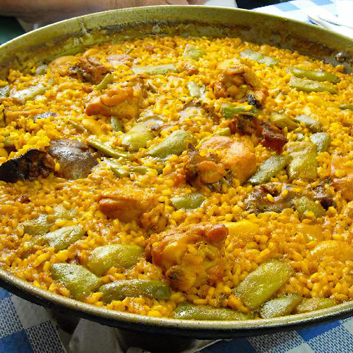 Paella mixta cargada de mariscos frescos y verduras, una especialidad para llevar de Las delicias del monasterio, Madrid.