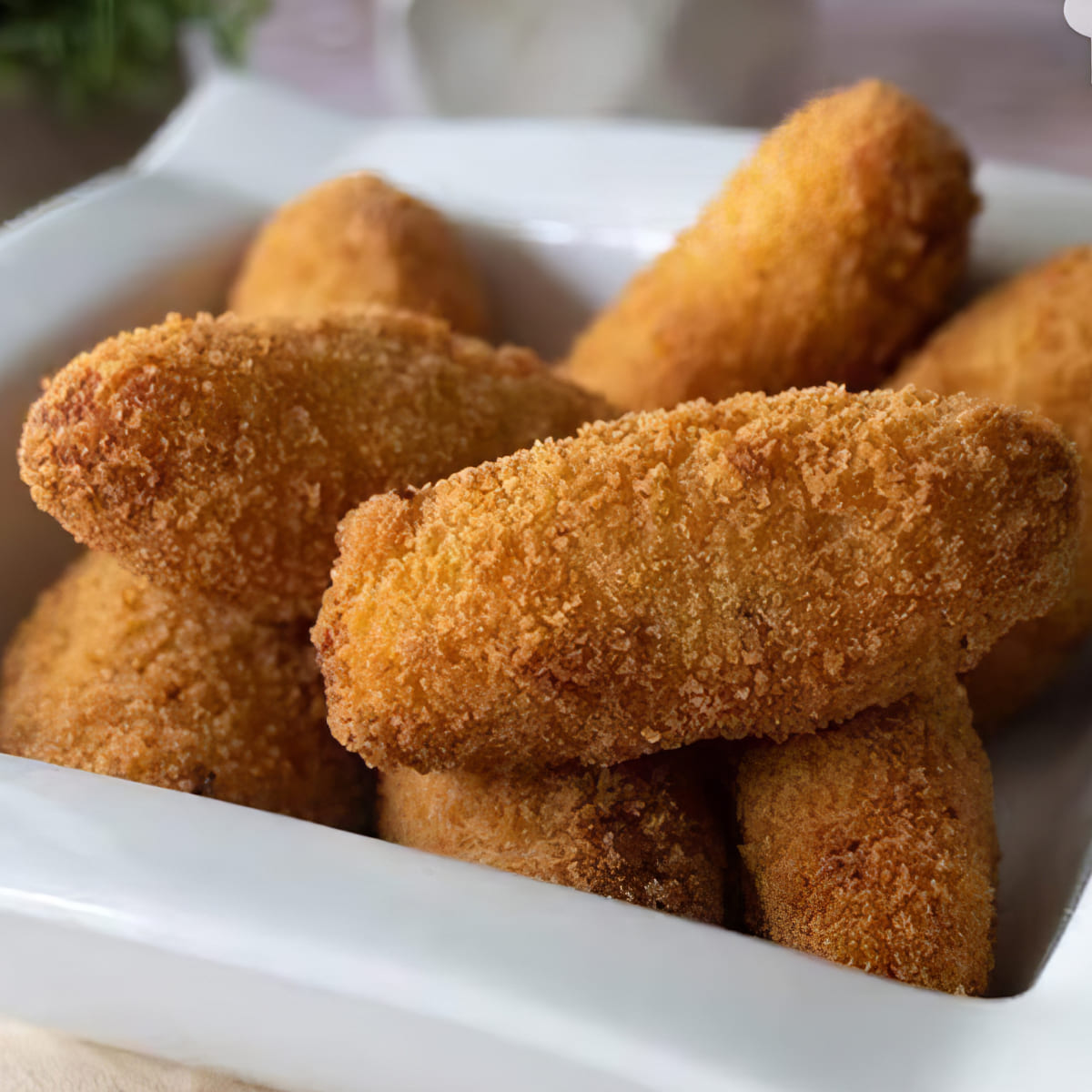 Doradas y crujientes croquetas de jamón ibérico, un aperitivo clásico de Las delicias del monasterio, Madrid.