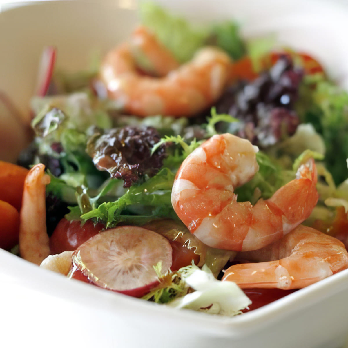 Ensalada ligera y refrescante con camarones jugosos y aderezo cítrico, ideal para una comida saludable en Las delicias del monasterio, Madrid.