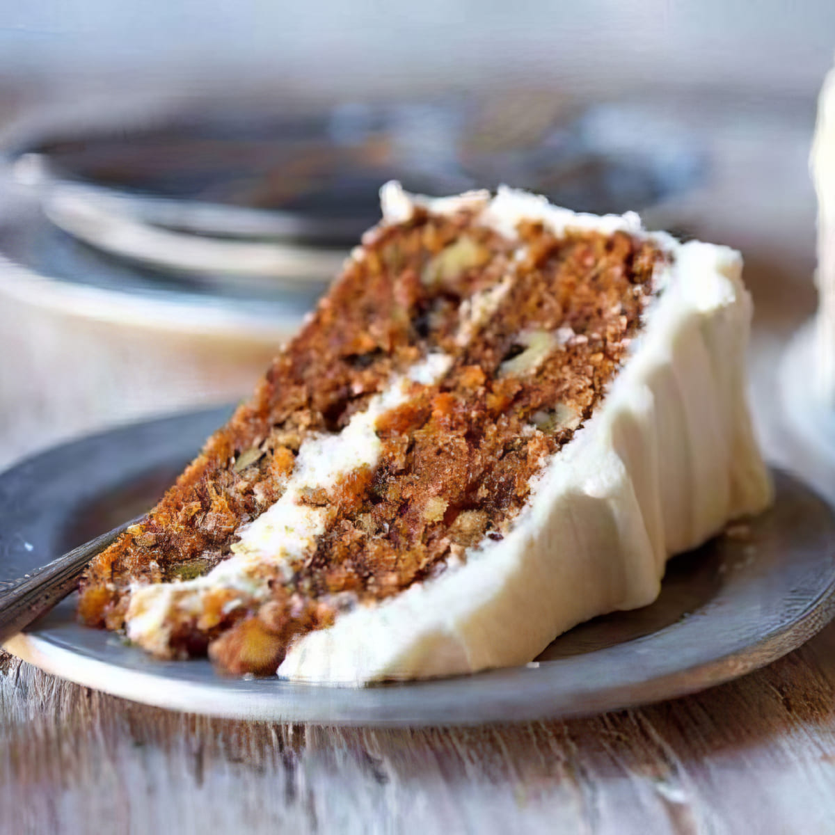 Porción de tarta de zanahoria casera con cobertura de queso crema suave, un dulce final en Las delicias del monasterio, Madrid.